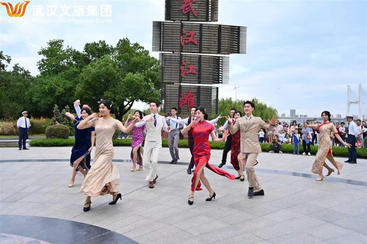 《知音号》演员快闪庆国庆，燃爆江城__《知音号》演员快闪庆国庆，燃爆江城