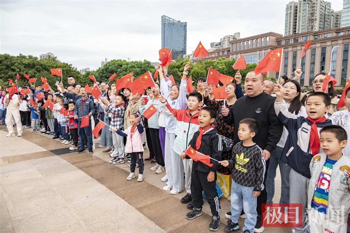 广场国旗一般怎么摆放_广场上的国旗仪式非常壮观_